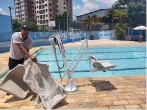 piscina com equipamento e céu aberto, 